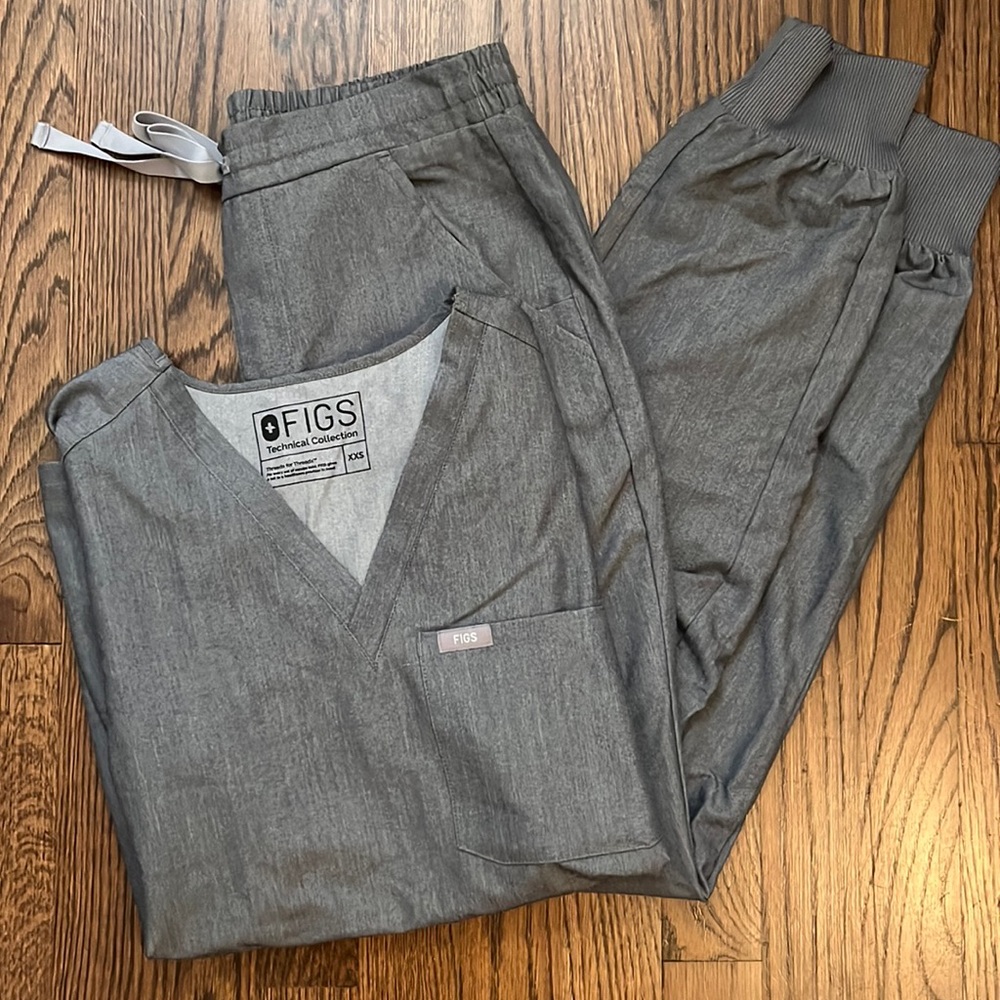 Great condition! Top is XXS, fits like XS in my opinion. Bottoms (joggers) XS
